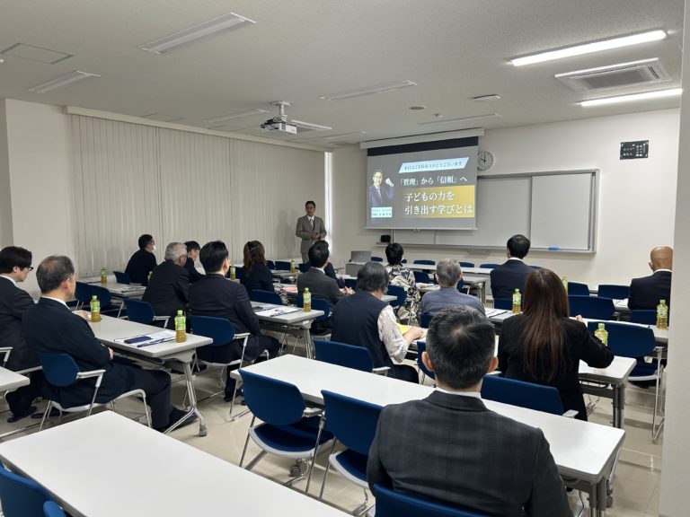 学校を視察
