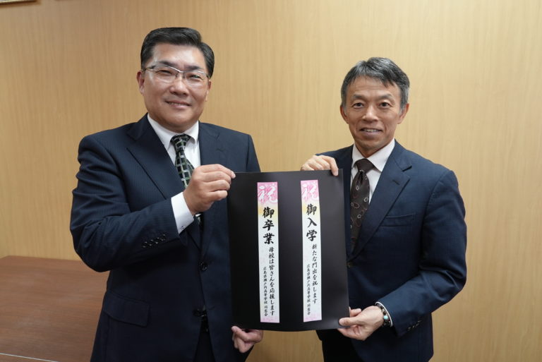 瀬戸内高校同窓会より懸垂幕を贈呈いただきました